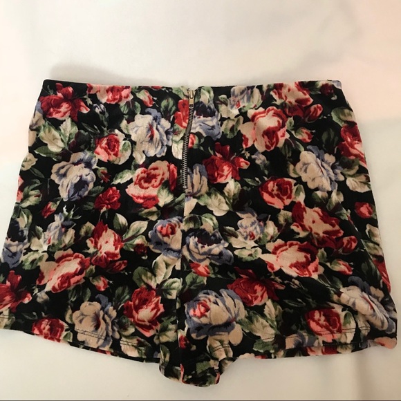 Velvet Floral Shorts with back zipper - L - Picture 2 of 5